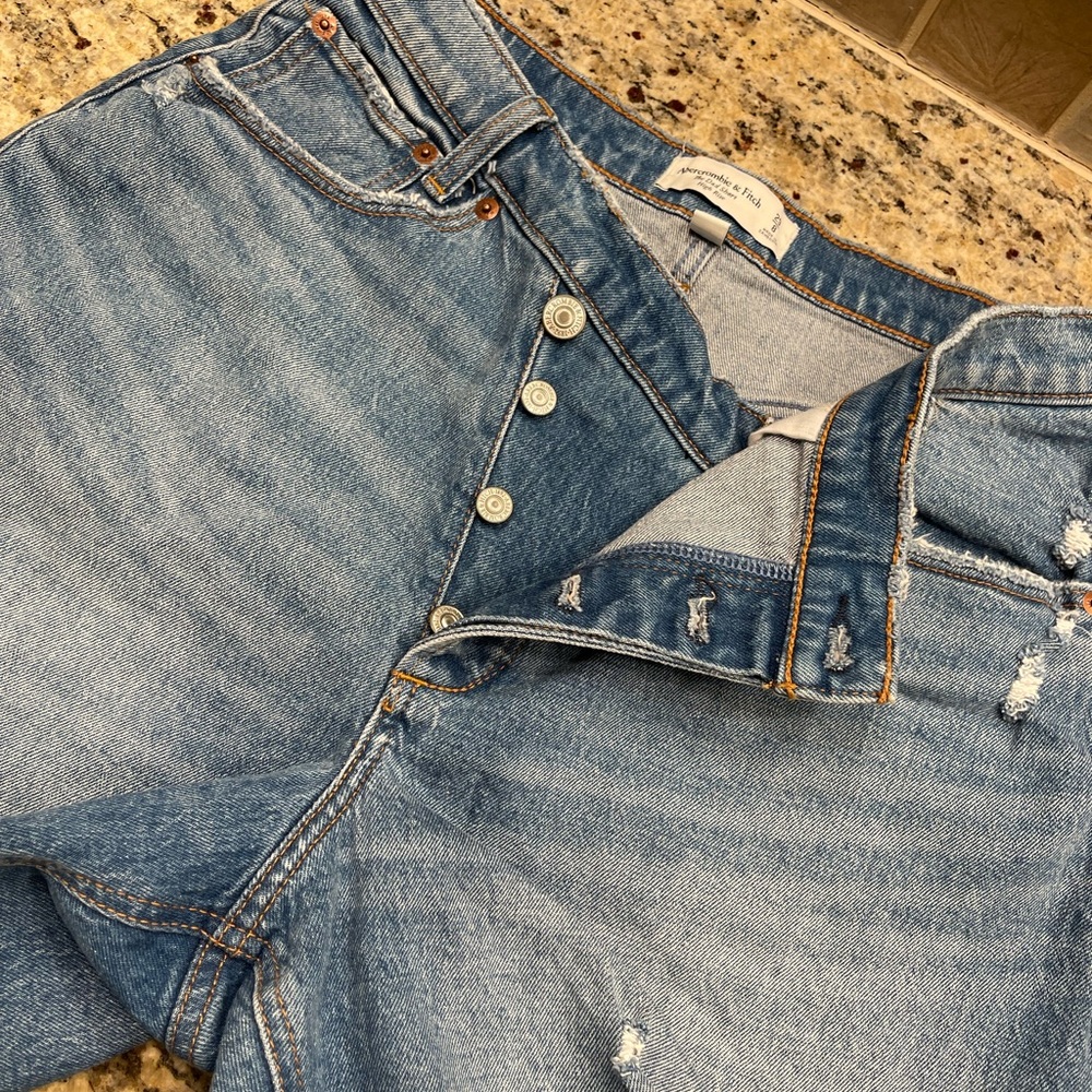 Abercrombie & Fitch Womens “The Dad Short”